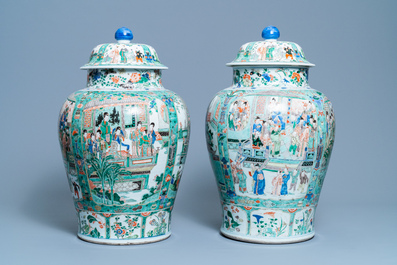 Une paire de grands vases couverts en porcelaine de Chine famille verte, Kangxi