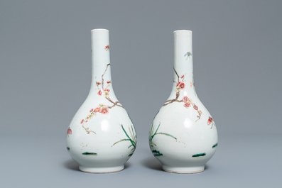 Une paire de vases de forme bouteille en porcelaine de Chine famille rose, 19&egrave;me