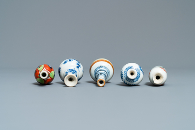 Vijftien Chinese overwegend blauw-witte miniatuur vaasjes, Kangxi