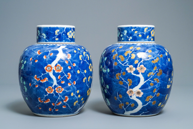 Een paar Chinese polychrome dekselpotten met 'prunus op gebroken ijs' decor, 19e eeuw