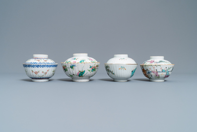 Deux th&eacute;i&egrave;res et quatre bols couverts sur supports en porcelaine de Chine famille rose, 19&egrave;me