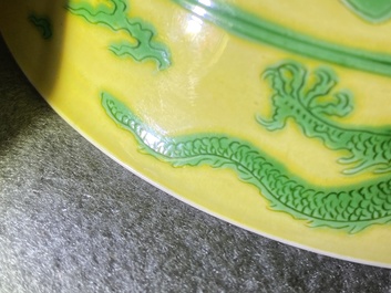 Un bol imp&eacute;rial en porcelaine de Chine en jaune et vert &agrave; d&eacute;cor de dragons et ph&eacute;nix, marque et &eacute;poque de Kangxi