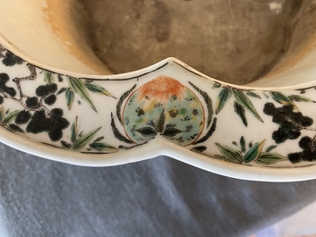 Une jardini&egrave;re imp&eacute;riale en porcelaine de Chine famille verte, marque et &eacute;poque de Kangxi