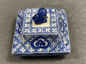 Een paar Chinese blauw-witte vierkante dekselvazen, Kangxi