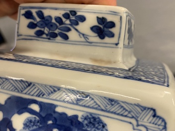 Une paire de vases couverts en porcelaine de Chine en bleu et blanc, Kangxi