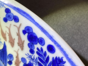 Een Chinese blauw-witte en koperrode schotel met zeedieren, Kangxi