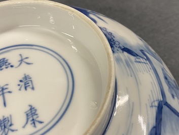 Un bol en porcelaine de Chine en bleu et blanc &agrave; d&eacute;cor de lettr&eacute;s et leurs servants, marque et &eacute;poque de Kangxi