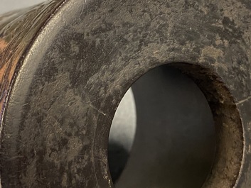 Een Chinese zitan houten penselenbeker met een bergachtig landschap, 17/18e eeuw