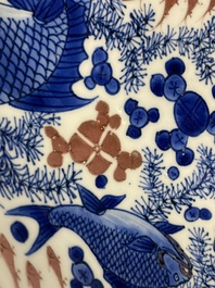 Een Chinese blauw-witte en koperrode schotel met zeedieren, Kangxi