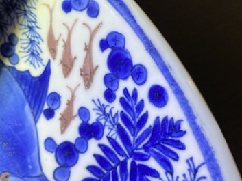 Un plat en porcelaine de Chine en bleu, blanc et rouge de cuivre, Kangxi