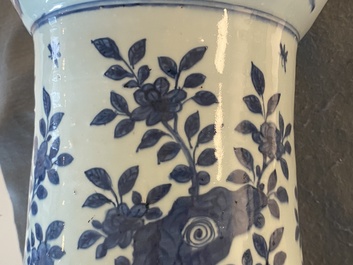 Un grand vase imp&eacute;rial de forme 'zun' en porcelaine de Chine en bleu et blanc, marque et &eacute;poque de Wanli