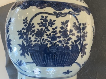 Un grand vase imp&eacute;rial de forme 'zun' en porcelaine de Chine en bleu et blanc, marque et &eacute;poque de Wanli