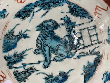 Een Chinese Swatow schotel met een boeddhistische leeuw, Ming