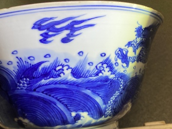 Un bol en porcelaine de Chine en bleu et blanc &agrave; d&eacute;cor de dragons et carpes, marque de Xuande, Kangxi