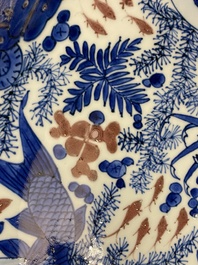 Un plat en porcelaine de Chine en bleu, blanc et rouge de cuivre, Kangxi