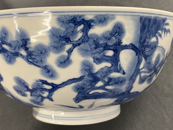 Un bol en porcelaine de Chine en bleu et blanc &agrave; d&eacute;cor de lettr&eacute;s et leurs servants, marque et &eacute;poque de Kangxi