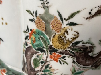 Une jardini&egrave;re imp&eacute;riale en porcelaine de Chine famille verte, marque et &eacute;poque de Kangxi