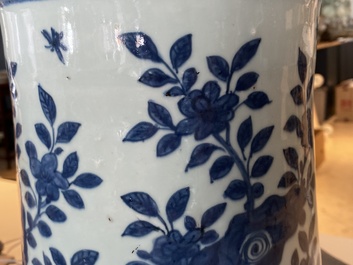 Un grand vase imp&eacute;rial de forme 'zun' en porcelaine de Chine en bleu et blanc, marque et &eacute;poque de Wanli