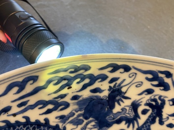 Un plat en porcelaine de Chine en bleu et blanc &agrave; d&eacute;cor d'un dragon, marque et &eacute;poque de Kangxi