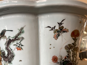 Une jardini&egrave;re imp&eacute;riale en porcelaine de Chine famille verte, marque et &eacute;poque de Kangxi