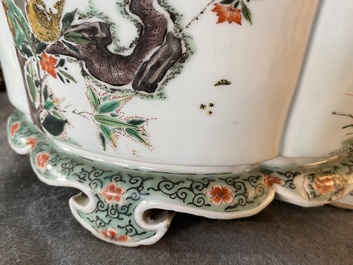 Une jardini&egrave;re imp&eacute;riale en porcelaine de Chine famille verte, marque et &eacute;poque de Kangxi