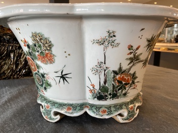 Une jardini&egrave;re imp&eacute;riale en porcelaine de Chine famille verte, marque et &eacute;poque de Kangxi