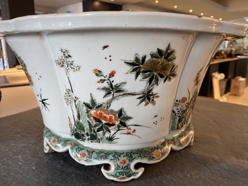 Une jardini&egrave;re imp&eacute;riale en porcelaine de Chine famille verte, marque et &eacute;poque de Kangxi