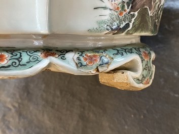 Une jardini&egrave;re imp&eacute;riale en porcelaine de Chine famille verte, marque et &eacute;poque de Kangxi