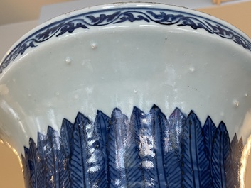 Un grand vase imp&eacute;rial de forme 'zun' en porcelaine de Chine en bleu et blanc, marque et &eacute;poque de Wanli