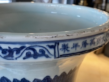 Un grand vase imp&eacute;rial de forme 'zun' en porcelaine de Chine en bleu et blanc, marque et &eacute;poque de Wanli