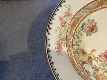 Une paire d'assiettes profondes en porcelaine de Chine famille rose, Yongzheng