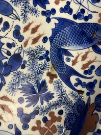 Een Chinese blauw-witte en koperrode schotel met zeedieren, Kangxi