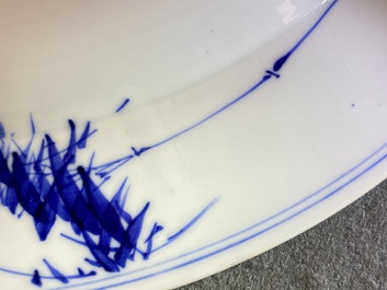 Un plat en porcelaine de Chine en bleu et blanc &agrave; d&eacute;cor de musiciens, Kangxi