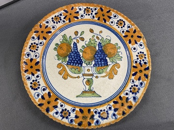 Un plat en majolique polychrome &agrave; d&eacute;cor d'un tazza aux fruits, Pays-Bas, 1&egrave;re moiti&eacute; du 17&egrave;me