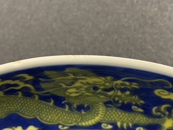 Een Chinese blauw met geel geglazuurde 'draken' schotel, Qianlong merk en periode