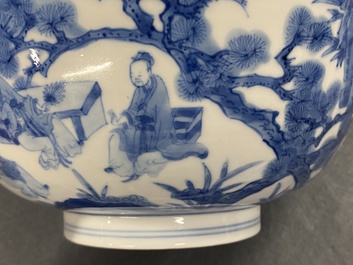 Un bol en porcelaine de Chine en bleu et blanc &agrave; d&eacute;cor de lettr&eacute;s et leurs servants, marque et &eacute;poque de Kangxi