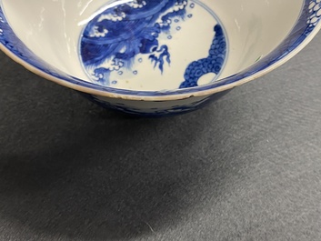 Een Chinese blauw-witte kom met draken en karpers, Xuande merk, Kangxi