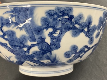 Een Chinese blauw-witte kom met geleerden en hun dienaars, Kangxi merk en periode