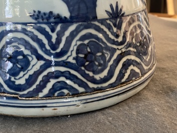 Un grand vase imp&eacute;rial de forme 'zun' en porcelaine de Chine en bleu et blanc, marque et &eacute;poque de Wanli