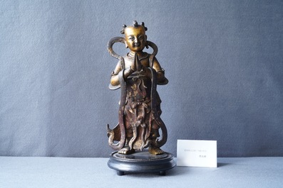 Une figure d'un servant en bronze dor&eacute; et laqu&eacute;, Chine, Ming