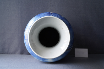 Un grand vase en porcelaine de Chine en bleu, blanc et rouge de cuivre, Jiaqing