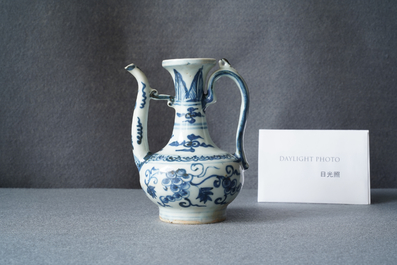 Une verseuse en porcelaine de Chine en bleu et blanc, Ming