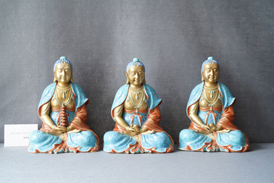 Drie polychrome en vergulde figuren van Bodhisattva, Qianlong/Jiaqing