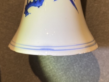 Un vase de forme bouteille en porcelaine de Chine en bleu et blanc &agrave; d&eacute;cor d'un tigre et deux papillons, &eacute;poque Transition