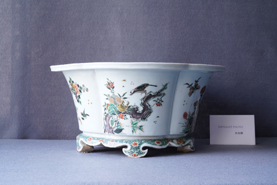 Une jardini&egrave;re imp&eacute;riale en porcelaine de Chine famille verte, marque et &eacute;poque de Kangxi