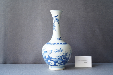 Un vase de forme bouteille en porcelaine de Chine en bleu et blanc &agrave; d&eacute;cor d'un tigre et deux papillons, &eacute;poque Transition