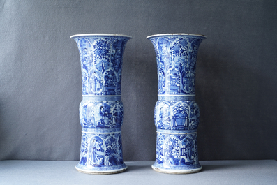 Une paire de grands vases en porcelaine de Chine en bleu et blanc &agrave; d&eacute;cor de longues dames, Kangxi