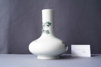 Een flesvormige Chinese famille rose vaas met onsterfelijken, Qianlong merk, Republiek