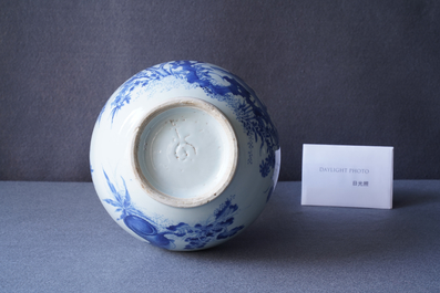 Un vase de forme bouteille en porcelaine de Chine en bleu et blanc &agrave; d&eacute;cor d'un chat et d'un papillon, &eacute;poque Transition