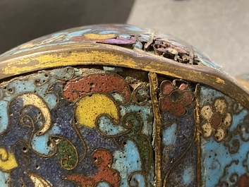 Un vase de forme 'fanghu' en &eacute;maux cloisonn&eacute;s, Chine, Wanli